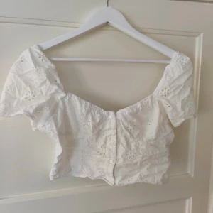 Söt topp - Storlek S men passar mig som har XS. Säljer då den tyvärr är lite för stor för mig över brösten. Supersöt annars! 💞