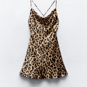Leopardmönstrad klänning - Säljer en jättefin leopardmönstrad klänning från zara! Superskön och går att justera i bak så att det passar. Prislappen är kvar och den är helt oanvänd. Köparen står för frakt och betalning sker via swish. Hör av dig vid frågor!❤️