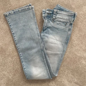 Bootcut jeans - Ett par bootcut jeans som i modellen ska vara lowwaist, men jag skulle säga att dem sitter mer midwaist🤗💕Aldrig använda! 