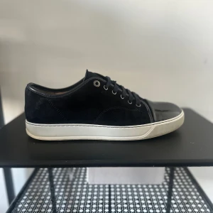 Lanvin  skor  - Tjena, säljer ett par riktigt feta Lanvin skor till ett fint pris! Skorna är rätt så nya och är köpta på Care of Carl. Allt O.G medföljer! Skorna är i färgen 24 alltså Navy Blue.  Vid frågor så tveka ej på att skriva!  Mvh Noel