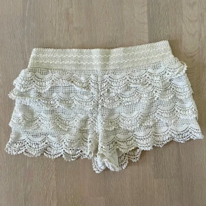 Spetsshorts - Spetsshorts/ broderade shorts! Super somriga, sitter lågmidjat på + supersnygga m kanten nedvikt