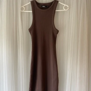 Klänning - En tajt bikbok klänning i brun❤️ storlek s