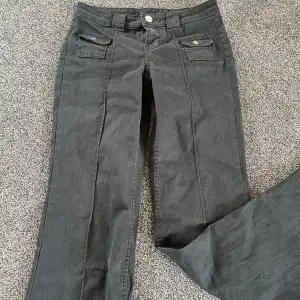 Säljer mina svarta jeans som är för korta. Jag tror dom är flare och low waist. Skriv för fler bilder 💕