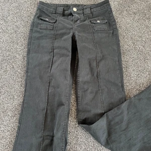 Svarta jeans  - Säljer mina svarta jeans som är för korta. Jag tror dom är flare och low waist. Skriv för fler bilder 💕