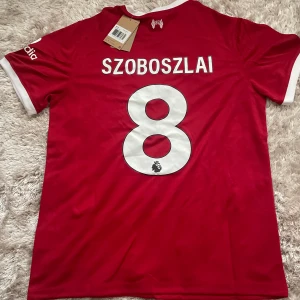 Fotbollströjor Paket - Säljer detta paket med Fotbollströjor storlek M/L! Tröjorna är helt oanvända och säljes för 249kr/st eller 649 för alla 3st. Vill man endast köpa en separat tröja så finns alla tröjor separat i min profil!🤗 