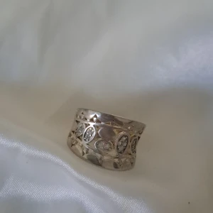 Ring i äkta silver - Passar inte mig. Pris är diskuterbart. Har en missfärgning på undersidan. 💗😊