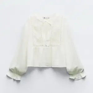 Säljer denna super söta blus ifrån Zara! Använd endast 1 gång och köptes i April!💕