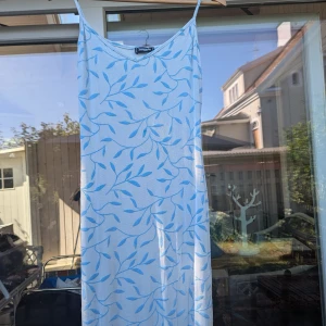 Sinequanone vintage Blå Klänning - Storlek 3 (EU 38/40) - Sinequanone Storlek:3 (EU 38/40) Storlek 3 vissa märken kan motsvara olika storlekar beroende på varumärkets specifika storlekstabell. Vanligtvis motsvarar storlek 3 en EU-storlek 38 eller 40.Kontakta mig för flera bilder.köpte för 1500 kronor 