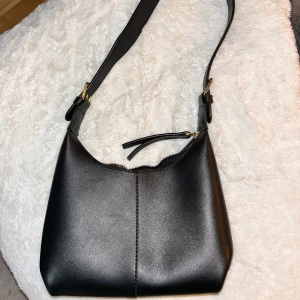 Svart väska - Oanvänd. Minns inte vart den är köpt.