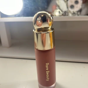 rare beauty blush - i färgen encourage, säljer pga köpte fel färg, nypris 389, köpt 6 månader sen och innehållet är 7,5ml och jag skulle säga att det är 5,5ml kvar💞