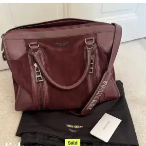 Säljer denna jättefina Zadig väska då den inte kommer till användning längre, dustbag tillkommer 🫶🏻(inte mina bilder) skriv för fler bilder.  INTE SÅLD!