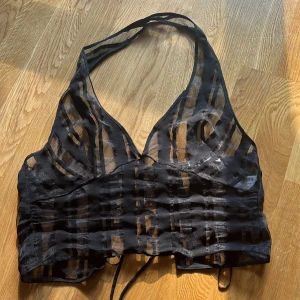 Halterneck topp - Randig topp från Zara i organza. Knytning i ryggen. 🤍