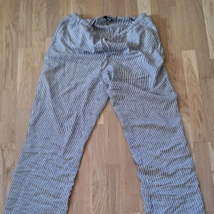 Randiga linnebyxor - Använda en gång. Köpte fel storlek. Skulle säga att de passar M-L.