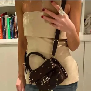 Zara topp - Säljer denna toppen som är från zara men köpt på Plick💗den är använd en gång och är i jättebra skick💗💗(lånad bild)