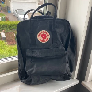 Gammal kånken ryggsäck - Gammal svart kånken ryggsäck från fjällräven! Använd nån gång, skriv för mått!💞