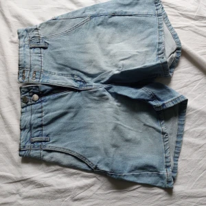 Jeans shorts  - Knappt använda och i bra skick. Ganska breda runt låren. 