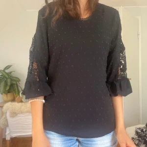 Svart blus med spets detaljer - Super söt blus med prickiga detaljer och spets❤️ köpt vintage