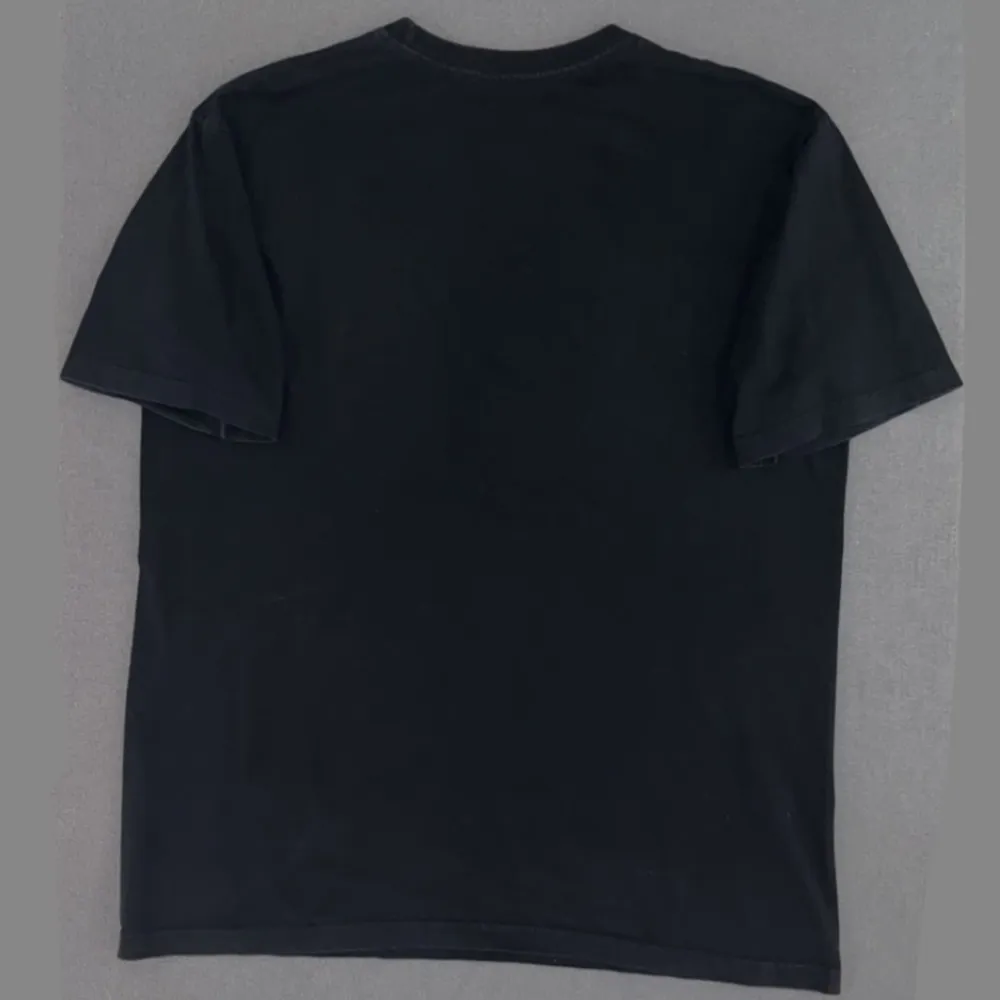 Vintage Southpole T-shirt i XL storlek med detaljerat tryck på framsidan och är fortfarande i topp kvalitet  Längd = 80 cm, Bredd = 62 cm. T-shirts.