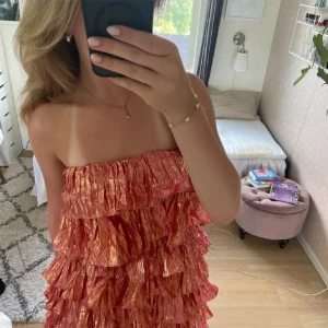 Supercool klänning - Säljer denna skit snygga klänningen som är helt ny med prislappen kvar, strolek 38, går att ha axelbandslös eller med band, slutsåld på hemsidan och är väldigt eftertraktad💕