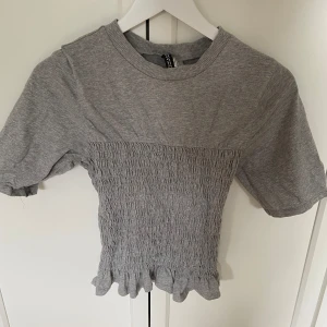 Smockad topp hm - Säljer denna populära toppen från hm som inte kommer till användning 💕endast testad, köpt för 179kr säljer för 150kr💕Går ej lägre i pris!!