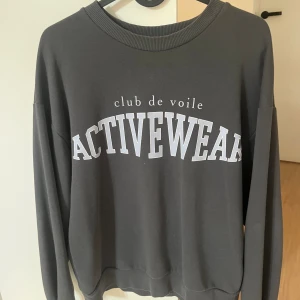 Tröja - En collegetröja från Gina som är använd ett fåtal gånger! Passar folk som bär XS och S! 💞