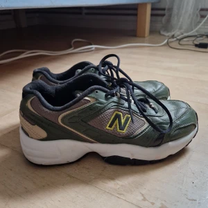 New Balance 452 sneakers - New Balance 452 sneakers som blev inköpta för ett par år sedan. Knappt använda och därför i bra skick :) jag har strl. 39-40 i skor och dessa sitter bra!
