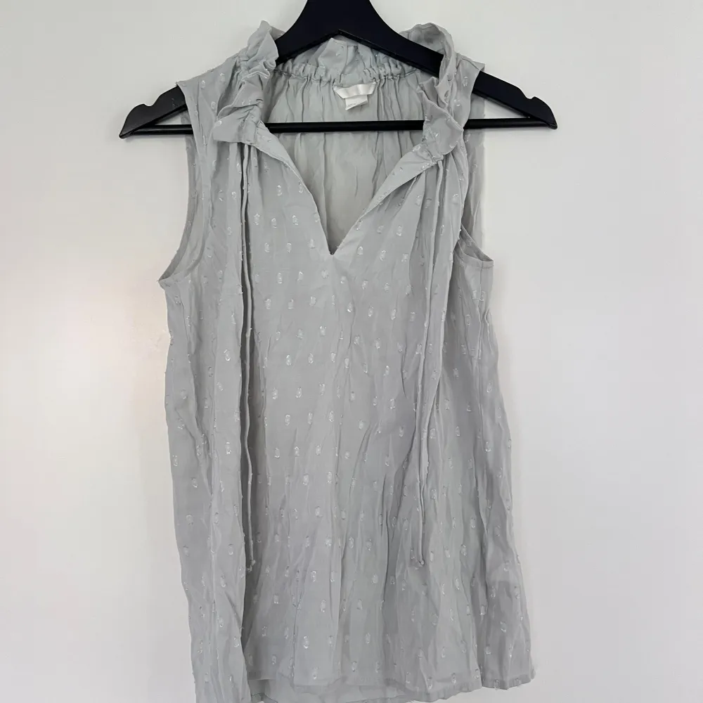 Blus från H&M i storlek 34/xs. Blusar.