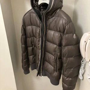 Moncler cesar giubbott jacka - Moncler jacka i fint skick, storlek 4 (L). Jackan är hål samt rökfri. Hör av er vid frågor eller intresse.