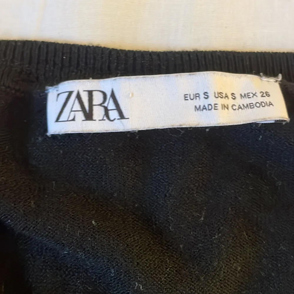 En svart vit randig tröja från zara. Säljer eftersom att jag ej använder den . Tröjor & Koftor.