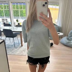 Stickad t-shirt  - En mintgrön/ljus blå stickad t-shirt ifrån h&m vet inte som den säljs i butik längre,  Köpt här på Plick, lite använd men inte mycket  Kontakta vid intresse och egna bilder💙 (Lånad bild) 