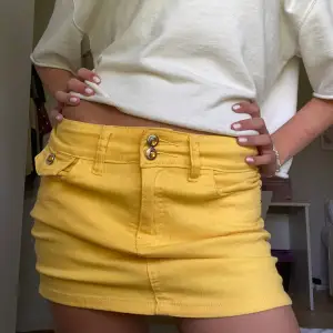 Så cool och unik jeans kjol