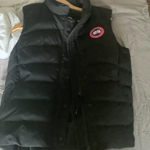 Canada goose väst  - Otroligt bra skick, använd vid prövning annars så gott som ny. Går ner i pris vid snabb affär 