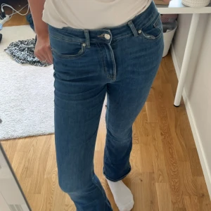 Jeans från Vero Moda - Hög missade jeans från märket Vero Moda. Fick i present men är alldeles för korta i benen jag är 173. Funkar till de som är 170 och mindre.