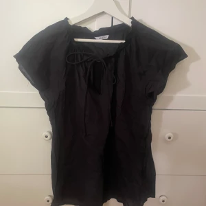 Blus - Svart blus från ellos, sparsamt använd💕