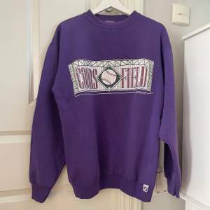 En otroligt fet retro sweatshirt!! Kommer tyvärr inte till användning, därav säljer jag. Tröjan är i bra använt ”vintageskick”.  Inga tecken på slitage.  Storlek: M/L