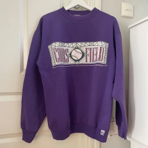 Retro sweatshirt - En otroligt fet retro sweatshirt!! Kommer tyvärr inte till användning, därav säljer jag. Tröjan är i bra använt ”vintageskick”.  Inga tecken på slitage.  Storlek: M/L