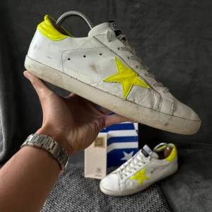 Golden goose skor - Golden goose skor i fint skick🌟 | orginalstorlek: 43, fråga om innermått vid osäkerhet | ingår: endast skorna | fraktar spårbart eller möts upp i Täby📍