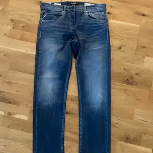 Hej. Säljer ett par helt nya Replay jeans i storlek 33/32. Riktigt Grisch! Hör av dig vid intresse. Nypris ca 1600kr