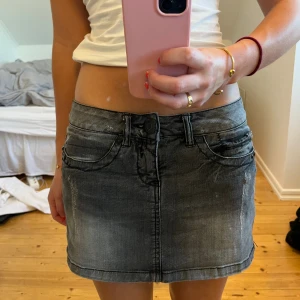 Lågmidjad jeanskjol - Mörkgrå lågmidjad jeans kjol med coola bakfickor. Storlek xs💞