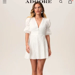 Adoore klänning  - Populär klänning från adoore. För nuvarande slut online i denna storlek, därav priset men är öppen för förslag. Använd i två timmar och är därmed i nyskick. Den är liten i storlek, men skulle säga att den passar både M/L. Egna bilder finns! 