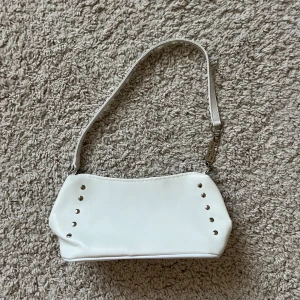 Shoulder bag  - Jättesöt shoulder bag med fina detaljer!! Lite smutsig på undersidan men annars bra skick💘