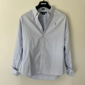 Ralph Lauren skjorta - Jättefin Ralph Lauren skjorta i top skick. Skjortan är i S men liten i storlek. Skriv vid fler frågor eller funderingar! Pris kan diskuteras. 