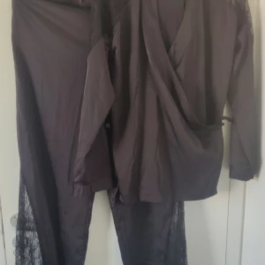 Wera set blus och byxor  - Vida byxor och blus i silk med spets. Storlek XS men lite vidare så passar en liten M.  