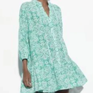 slutsåld zara klänning  - Säljer denna superfina klänningen från zaras förra årets sommarkollektion. Sparsamt använd och storlek XS. Nypris 400 men då den inte går att få tag i långre är priset som det är. Kontakta gärna vid frågor ❤️