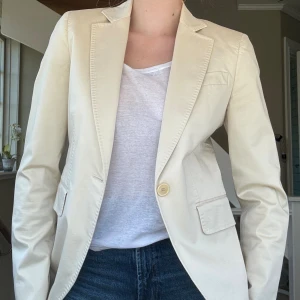 Silkes kavaj/blazer - Otrolig silkes kavaj! Så snygg över en klänning på sommar fester eller över en t shirt på stan, snygg kräm färg. Jag är en S och den sitter lite oversized.Älskar verkligen denna🩷🩷