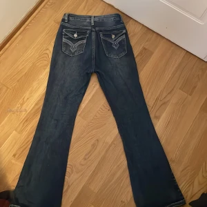 y2k flare jeans - säljer de för att de inte är mitt stil längre. passar Xxs-Xs och mindre Använd 2 ggr Köparen står för FRAKT!!!!