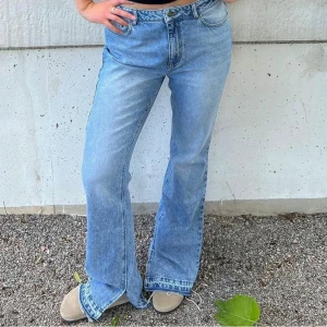 NYA LXA jeans med slits - Oanvända slutsålda jeans med slits från LXA. Storlek M men är mer som S. Aldrig använda. Finns inte att köpa längre.