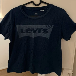 Baby tee Levis - Söt baby tee/ kort tshirt från Levis i Mörkblått retro style 💙