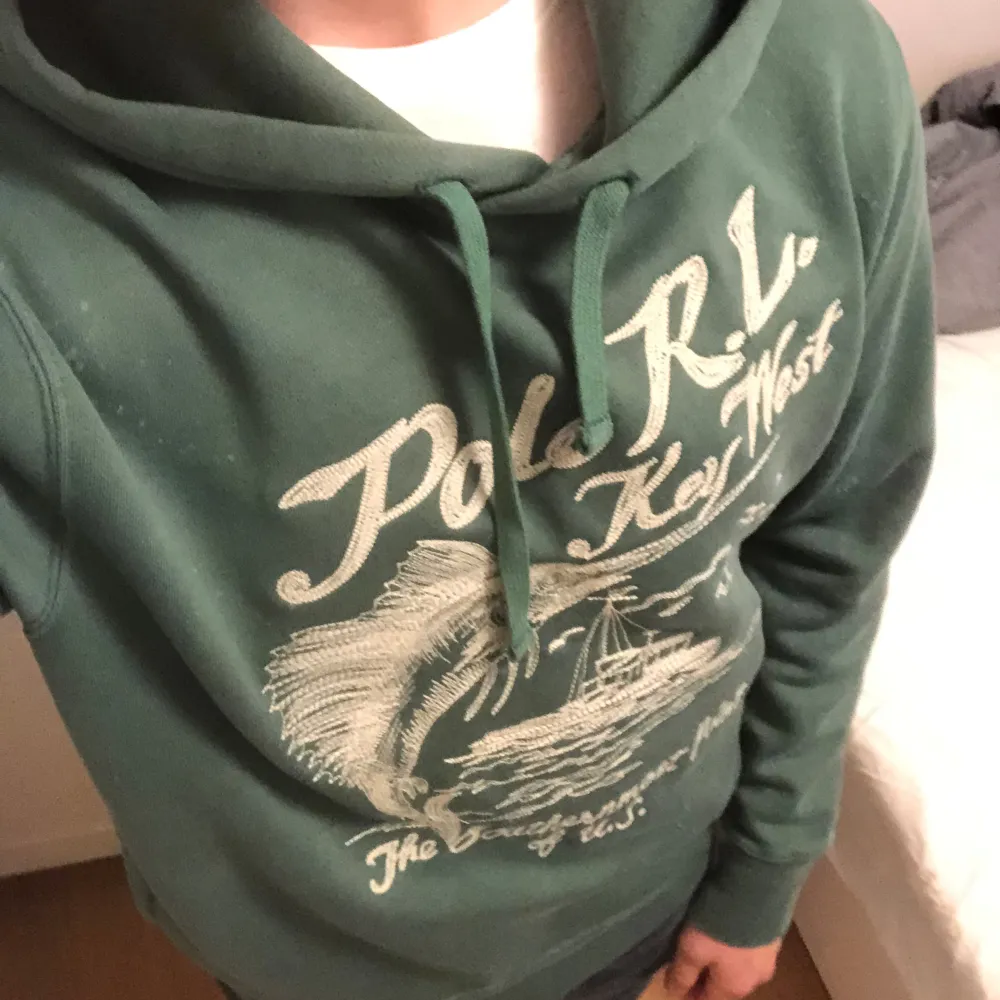 Ralph Lauren hoodie som är helt ny med tags. Nypris 3100kr vårt pris 2099kr.  Storlek S. Om det är nåt du undrar är det bara att fråga.  . Hoodies.