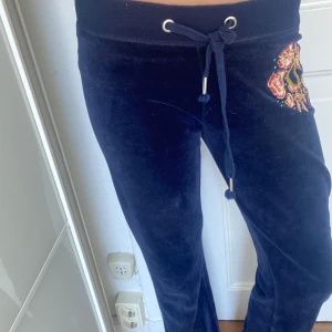 Juicy couture byxor - Säljer ett år juicy couture byxor i en gammal modell, de är äkta!💞lågmidjade bootcut. 